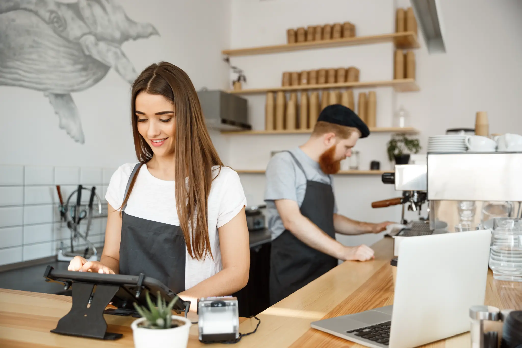 Barista atendendo em cafeteria